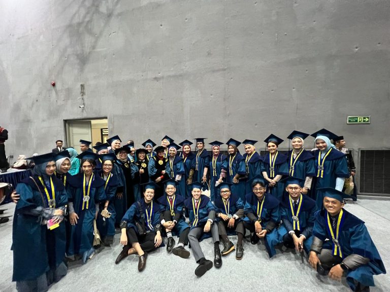 foto-bersama-wisuda-magister